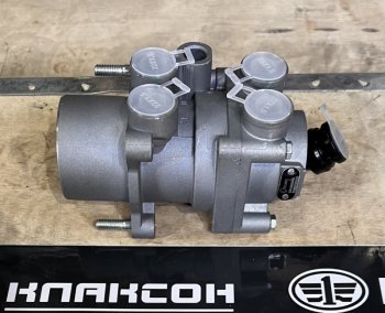 Кран тормозной главный подпедальный SHAANXI F3000  DZ9100360080 81.52130.6239 VALMO VALMO dz9100360080