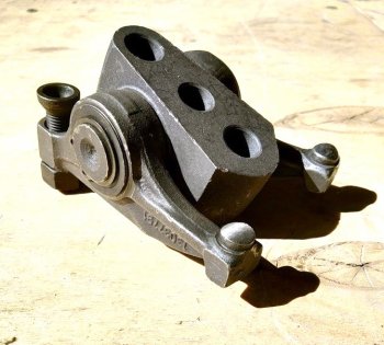 Коромысло в сборе с седлом CDM833 12159630 DEUTZ 12159630