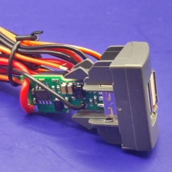 1 149 р. USB автомобильное зарядное устройство АПЭЛ (2039546547456) ГАЗ ГАЗель Next A62,А65 автобус (2016-2025)  с доставкой в г. Вологда. Увеличить фотографию 6