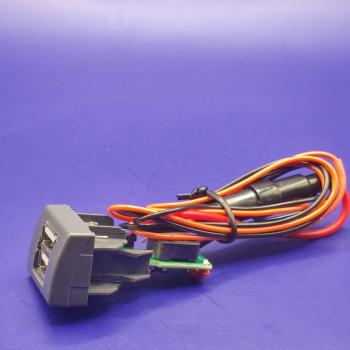1 149 р. USB автомобильное зарядное устройство АПЭЛ (2039546547456) ГАЗ ГАЗель Next A62,А65 автобус (2016-2025)  с доставкой в г. Вологда. Увеличить фотографию 4