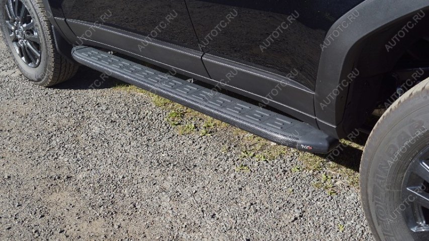 22 999 р. Пороги алюминиевые с пластиковой накладкой ТСС Тюнинг Toyota Land Cruiser Prado J250 (2023-2025) (карбон черные)  с доставкой в г. Вологда