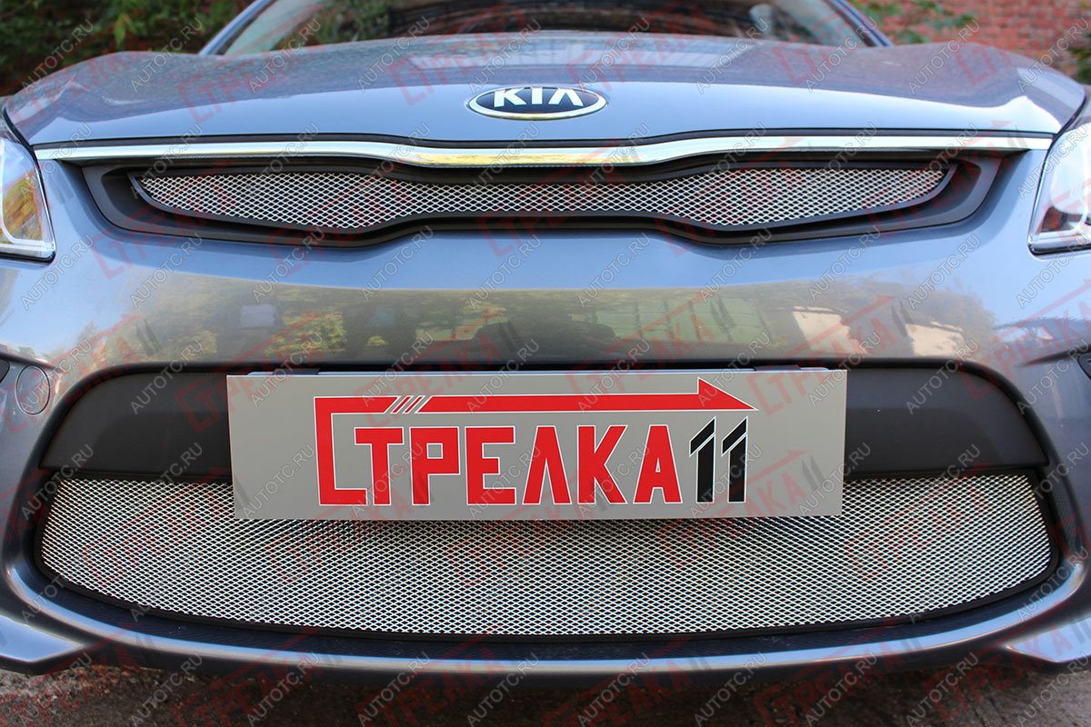 3 199 р. Защита радиатора (верх, заглушка без сот) Стрелка11 Стандарт  KIA Rio  4 YB (2017-2020) дорестайлинг, хэтчбэк (хром)  с доставкой в г. Вологда