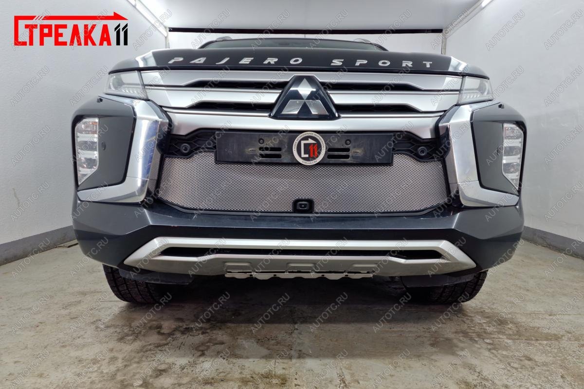 3 489 р. Защита радиатора (с камерой) Стрелка11 Стандарт  Mitsubishi Pajero Sport  QF (2019-2022) рестайлинг (черная)  с доставкой в г. Вологда