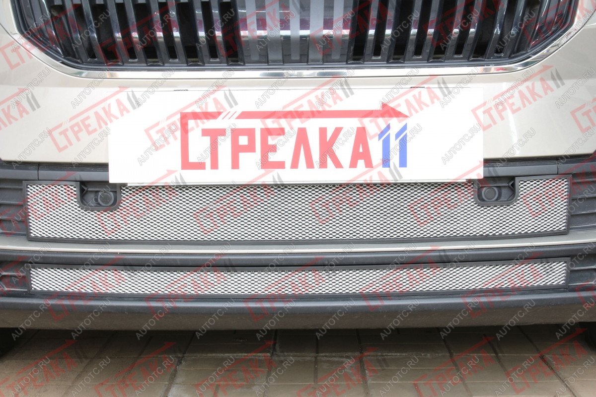 5 499 р. Защита радиатора (низ 2 части с парктроником) Стрелка11 Стандарт  Skoda Karoq  NU7 (2020-2025) рестайлинг (хром)  с доставкой в г. Вологда