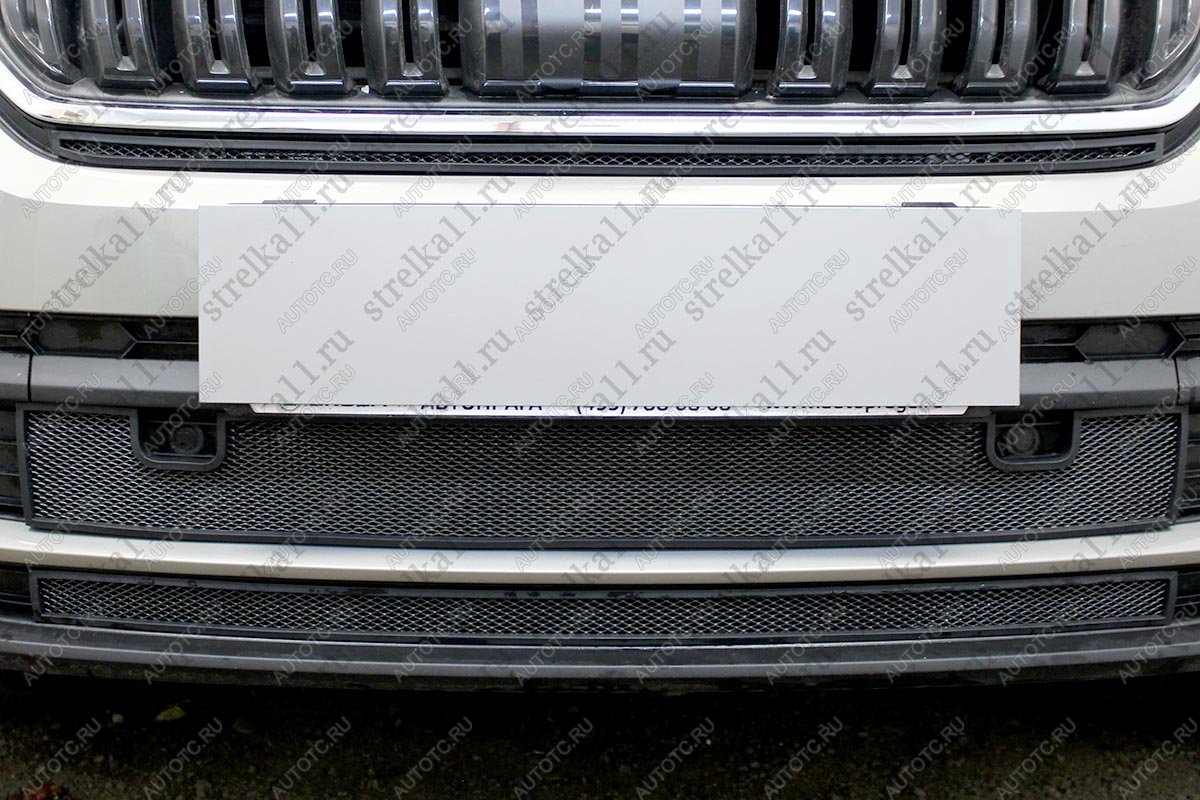 4 999 р. Защита радиатора (низ 2 части низ с парктроником) Стрелка11 Стандарт  Skoda Kodiaq  NU7 (2017-2021) дорестайлинг (черная)  с доставкой в г. Вологда