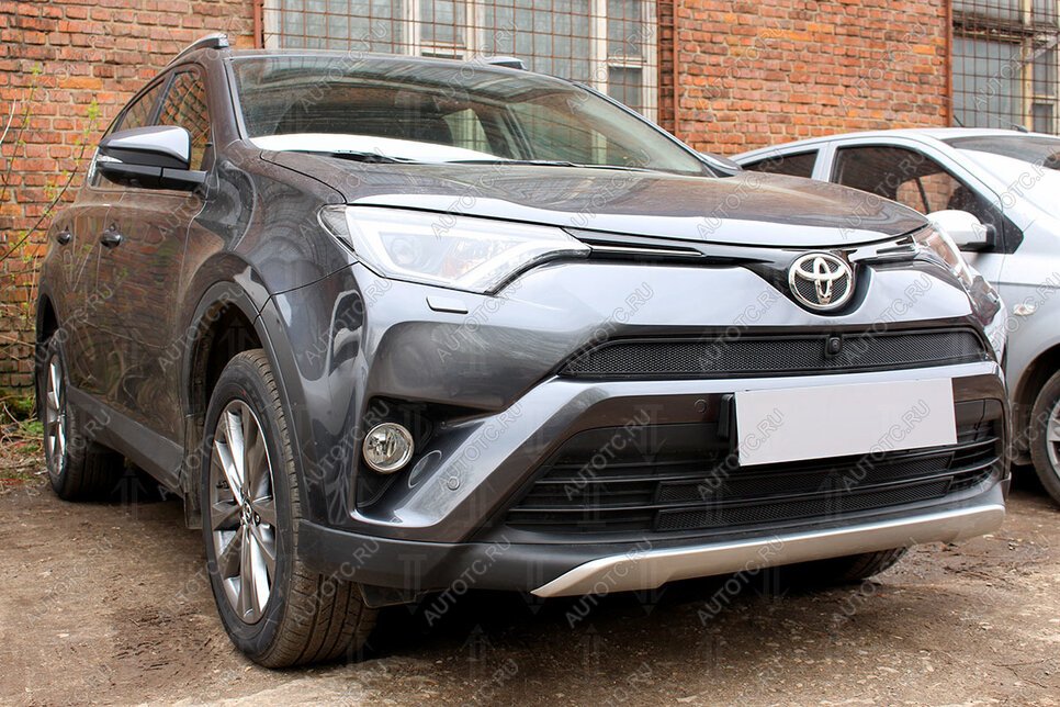2 899 р. Защита радиатора (верх с камерой) Стрелка11 Стандарт  Toyota RAV4  XA40 (2015-2019) 5 дв. рестайлинг (черная)  с доставкой в г. Вологда