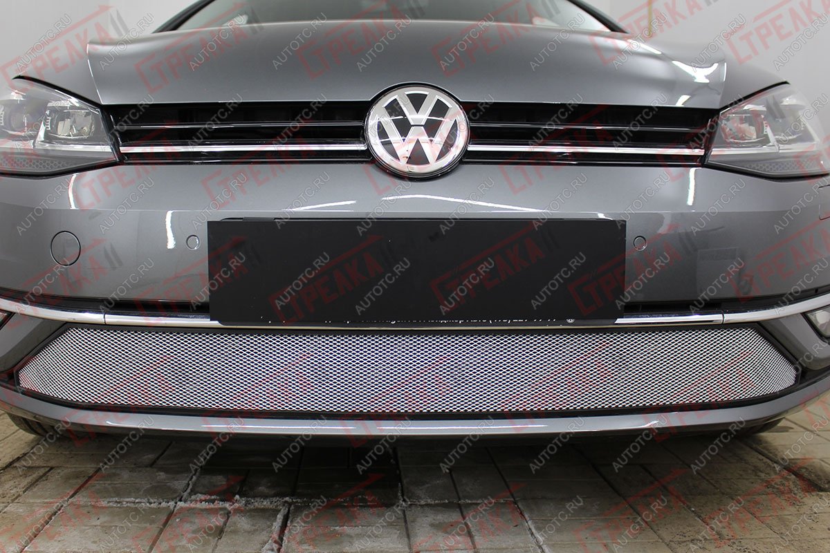 3 279 р. Защита радиатора Стрелка11 Стандарт  Volkswagen Golf  7 (2017-2020) рестайлинг универсал, рестайлинг, хэтчбэк 5 дв. (хром)  с доставкой в г. Вологда