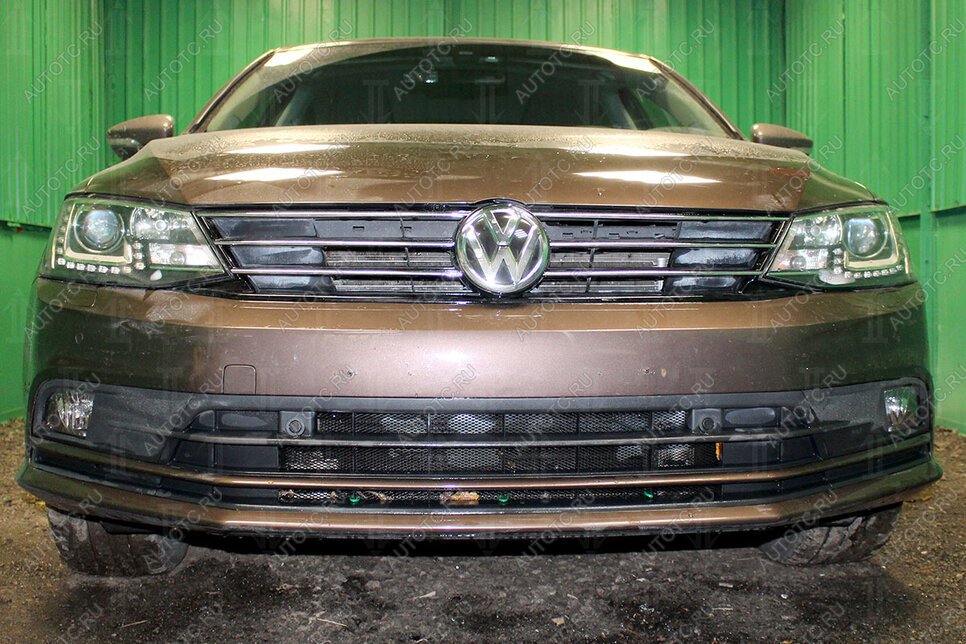 4 999 р. Защита радиатора (3 части с парктроником) Стрелка11 Стандарт Volkswagen Jetta A6 седан рестайлинг (2015-2018) (черная)  с доставкой в г. Вологда