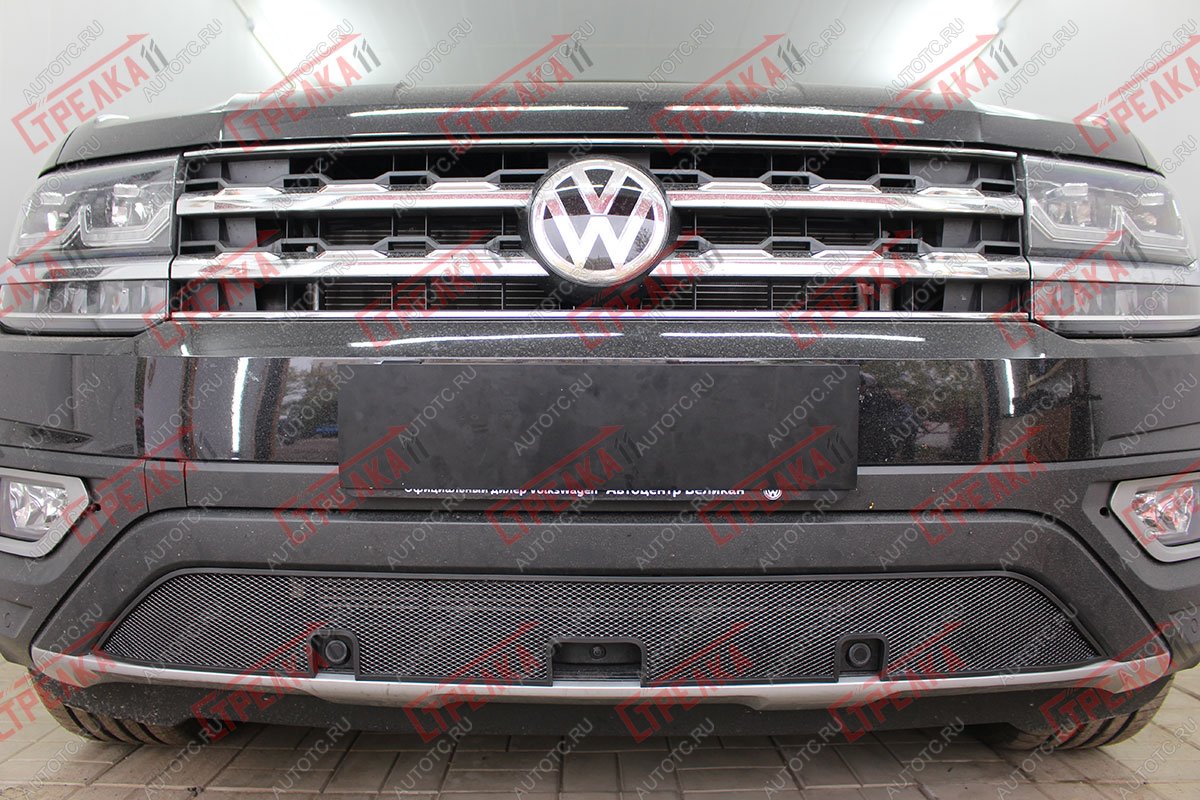 3 299 р. Защита радиатора (низ с камерой и парктроником) Стрелка11 Стандарт Volkswagen Teramont CA1 дорестайлинг (2016-2020) (черная)  с доставкой в г. Вологда