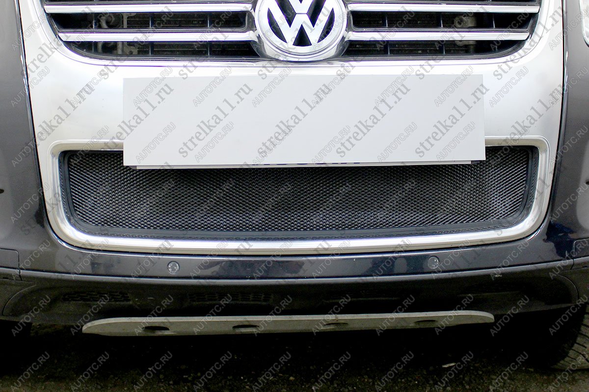 3 079 р. Защита радиатора (низ) Стрелка11 Стандарт Volkswagen Touareg 1 GP рестайлинг (2006-2010) (черная)  с доставкой в г. Вологда