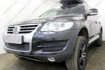 3 689 р. Защита радиатора (боковая 4 части) Стрелка11 Стандарт Volkswagen Touareg 1 GP рестайлинг (2006-2010) (черная)  с доставкой в г. Вологда. Увеличить фотографию 2