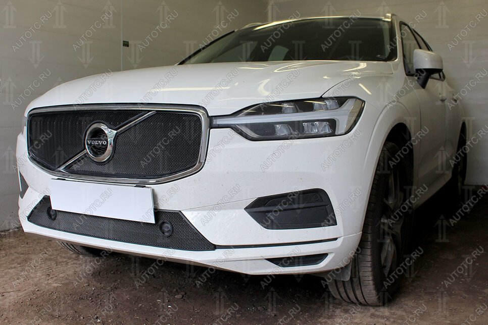 4 099 р. Защита радиатора (Inscription) (верх 2 части) Стрелка11 Стандарт  Volvo XC60 (2017-2022) (черная)  с доставкой в г. Вологда