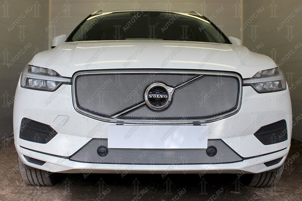 4 399 р. Защита радиатора (Inscription) (верх 2 части) Стрелка11 Стандарт  Volvo XC60 (2017-2022) (хром)  с доставкой в г. Вологда