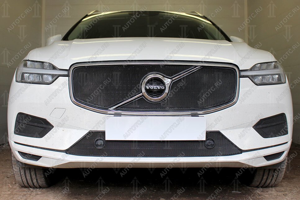 4 099 р. Защита радиатора (R-Design) (верх 2 части) Стрелка11 Стандарт  Volvo XC60 (2017-2022) (черная)  с доставкой в г. Вологда