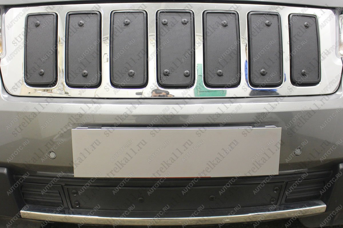 1 479 р. Зимняя заглушка решетки радиатора (верх) Стрелка11 Jeep Grand Cherokee WK2 дорестайлинг (2010-2013) (черная)  с доставкой в г. Вологда