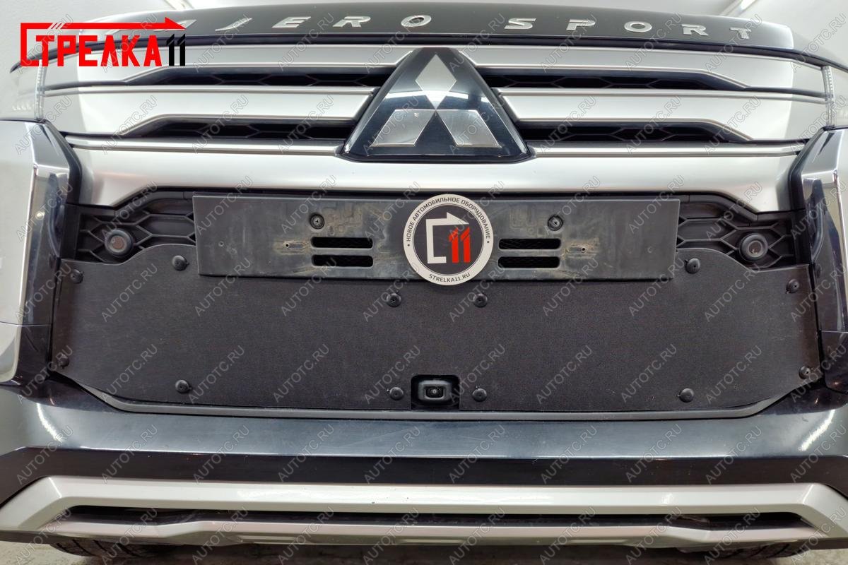 1 099 р. Зимняя заглушка решетки радиатора (низ с камерой) Стрелка11 Mitsubishi Pajero Sport QF рестайлинг (2019-2022) (черная)  с доставкой в г. Вологда