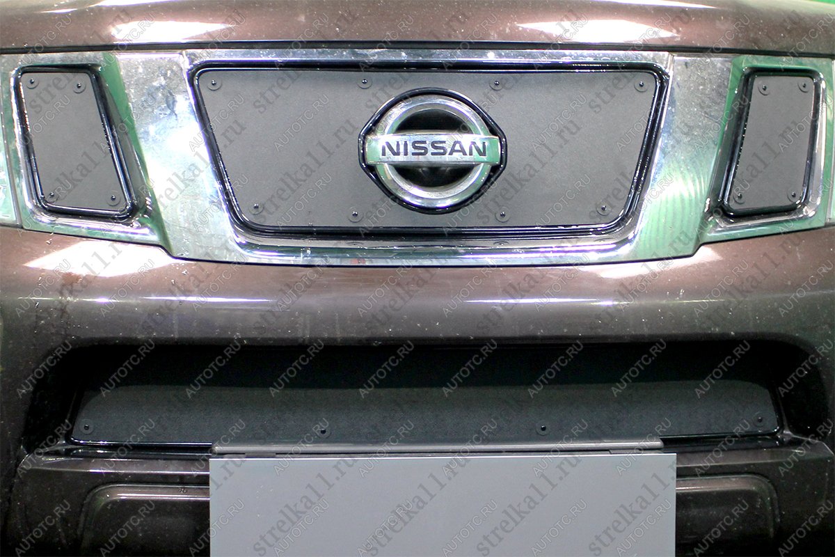 759 р. Зимняя заглушка решетки радиатора (верх) Стрелка11 Nissan Navara 2 D40 рестайлинг (2010-2016) (черная)  с доставкой в г. Вологда