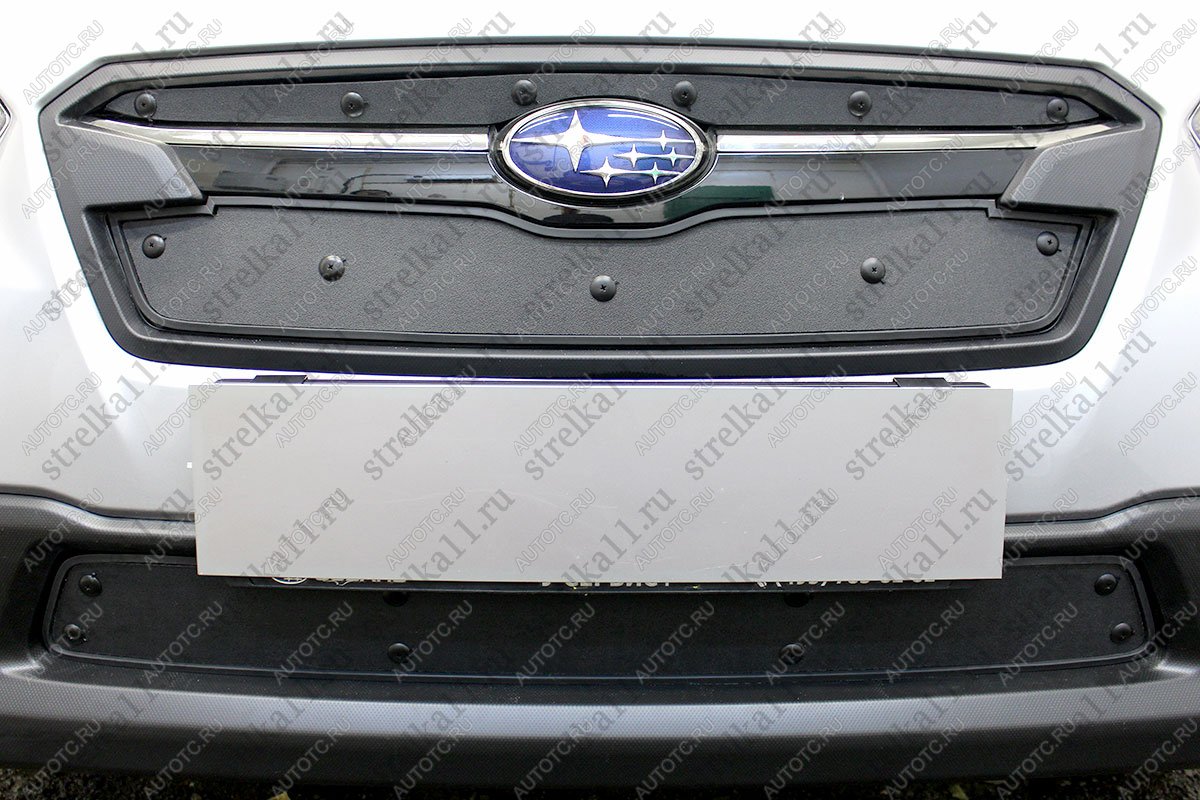 1 099 р. Зимняя заглушка решетки радиатора (верх, 2 части) Стрелка11 Subaru XV GT/G24 дорестайлинг (2017-2021) (черная)  с доставкой в г. Вологда