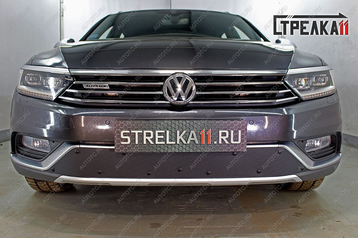 939 р. Зимняя заглушка решетки радиатора (Alltrack 2.0) (низ с вентиляционной шторкой) Стрелка11  Volkswagen Passat  B8 (2015-2019) седан дорестайлинг, универсал дорестайлинг (черная)  с доставкой в г. Вологда