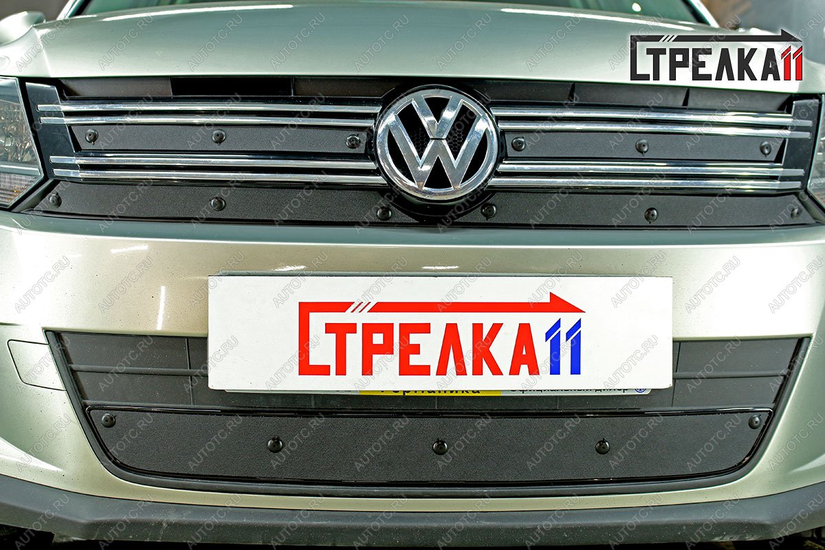 1 479 р. Зимняя заглушка решетки радиатора (верх 4 части) Стрелка11 Volkswagen Tiguan NF рестайлинг (2011-2017) (черная)  с доставкой в г. Вологда