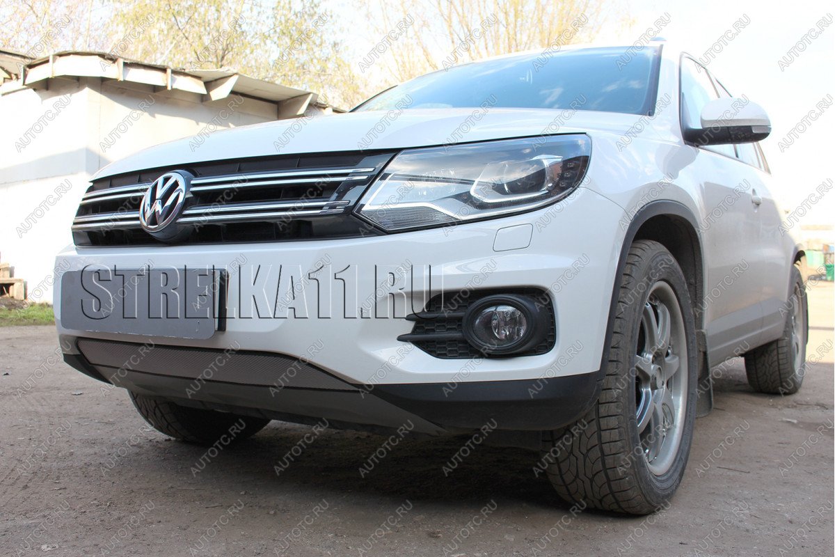 759 р. Зимняя заглушка решетки радиатора (Track&Field) Стрелка11 Volkswagen Tiguan NF рестайлинг (2011-2017) (черная)  с доставкой в г. Вологда