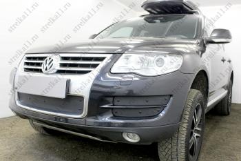 Зимняя заглушка решетки радиатора (боковая 4 части) Стрелка11 Volkswagen Touareg 1 GP рестайлинг (2006-2010) (черная)