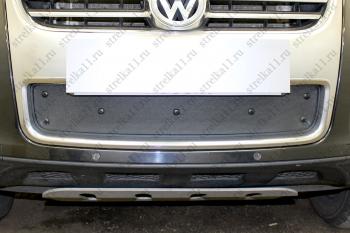 Зимняя заглушка решетки радиатора (низ) Стрелка11 Volkswagen Touareg 1 GP рестайлинг (2006-2010) (черная)