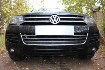 Зимняя заглушка решетки радиатора (низ) Стрелка11 Volkswagen Touareg 2 NF дорестайлинг (2010-2014) (черная)