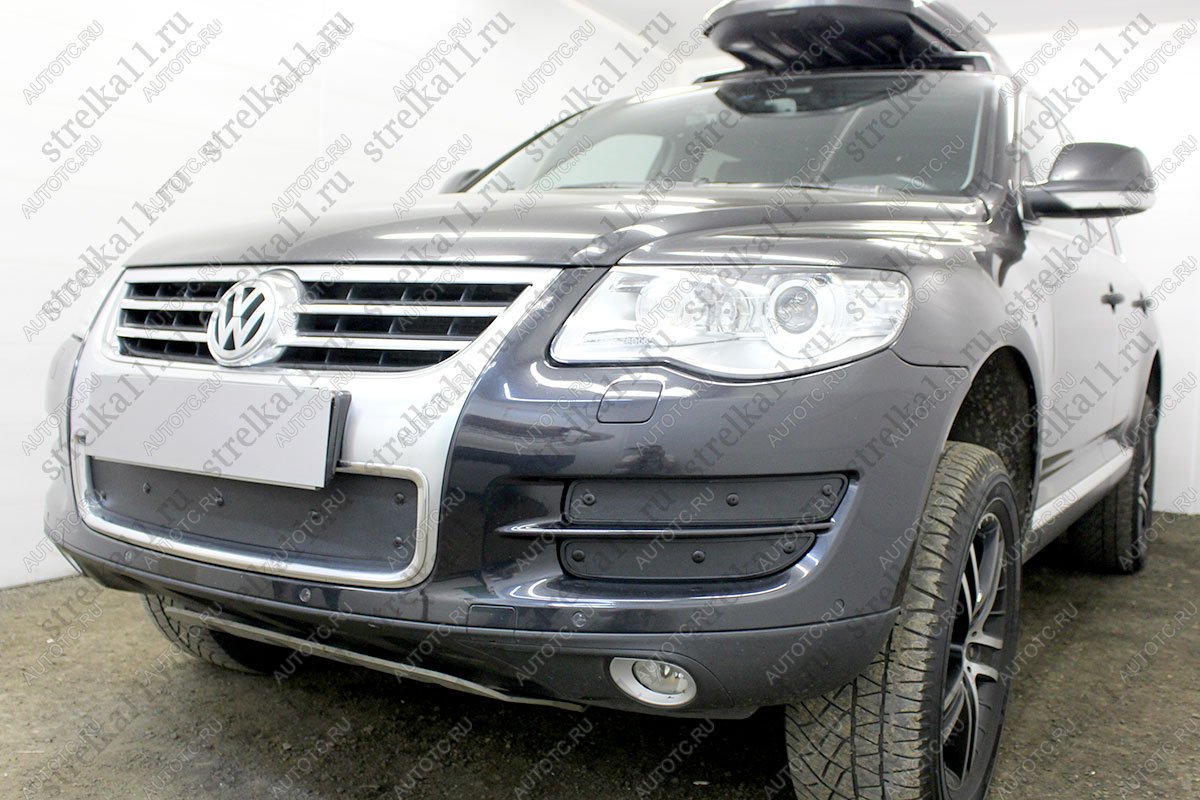1 599 р. Зимняя защита на стяжке (боковая 4 части) Стрелка11  Volkswagen Touareg  1 GP (2006-2010) рестайлинг (черная)  с доставкой в г. Вологда