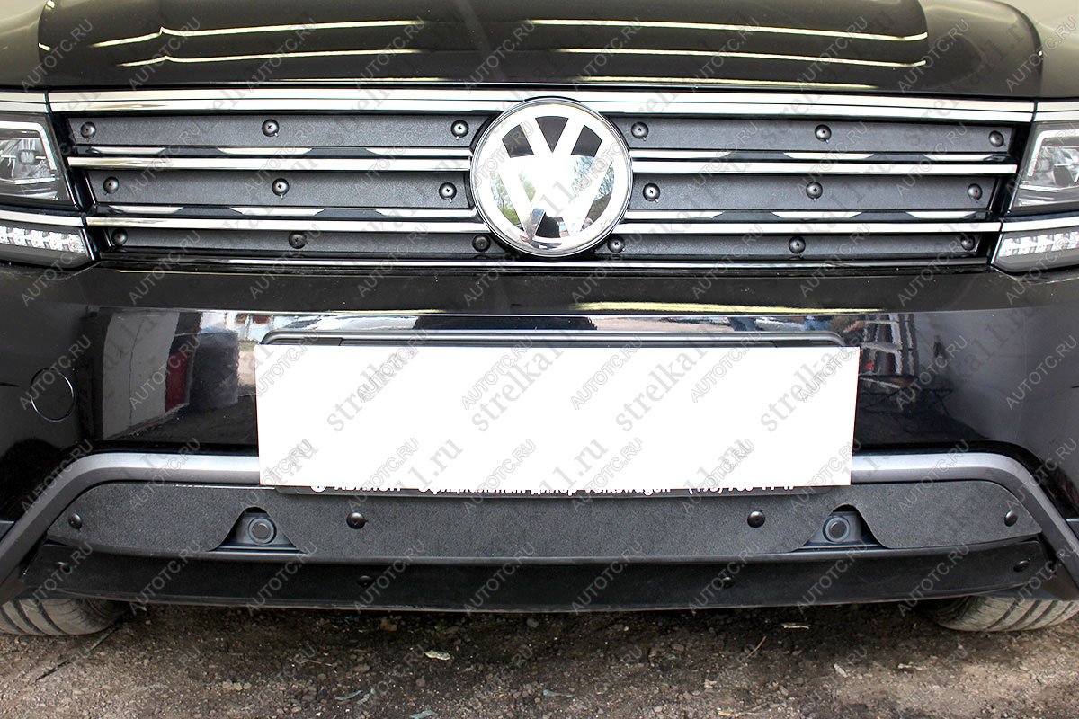 1 279 р. Зимняя заглушка решетки радиатора (низ с камерой) (Off-Road)Стрелка11 Volkswagen Tiguan Mk2 дорестайлинг (2016-2020) (черная)  с доставкой в г. Вологда