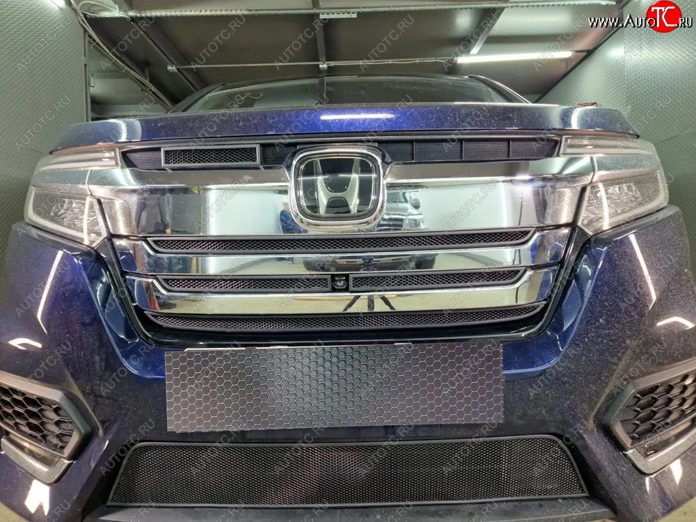 2 399 р. Защитная сетка в бампер (низ, ячейка 3х7 мм) Alfeco Стандарт  Honda StepWagon  5 RP1,RP2, RP3, RP4, RP5 (2017-2022)  минивэн рестайлинг (Чёрная)  с доставкой в г. Вологда