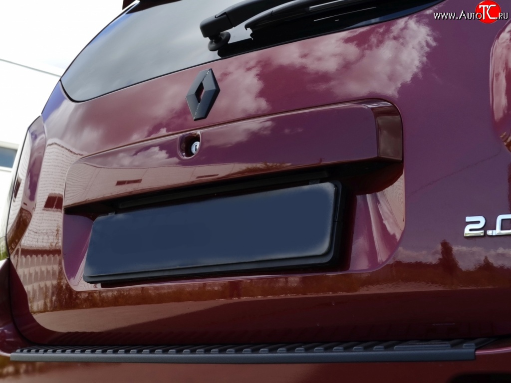 1 549 р. Накладка на пятую дверь Антихром Kart RS Renault Duster HS дорестайлинг (2010-2015) (Тисненный пластик)  с доставкой в г. Вологда