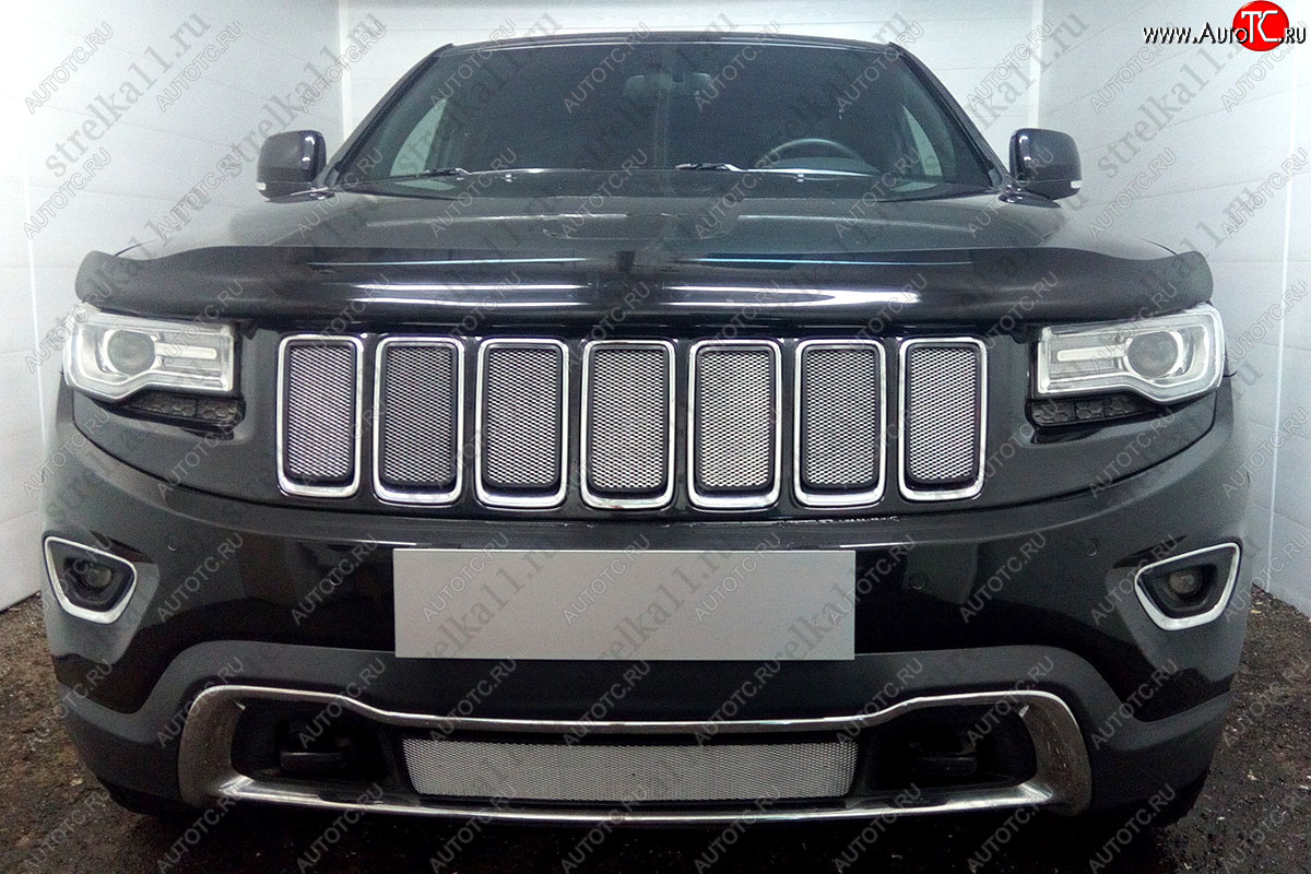 53 899 р. Защитная сетка в решетку радиатора (ячейка 3х7 мм, 7 частей, Laredo, Limited) Стрелка11 Стандарт  Jeep Grand Cherokee  WK2 (2013-2018) 1-ый рестайлинг (хром, без зимней заглушки)  с доставкой в г. Вологда