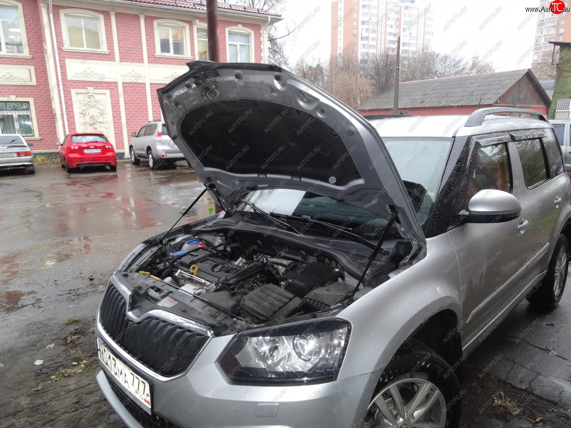 2 199 р. Упоры капота Russtal Skoda Yeti (2013-2018) (2 штуки)  с доставкой в г. Вологда
