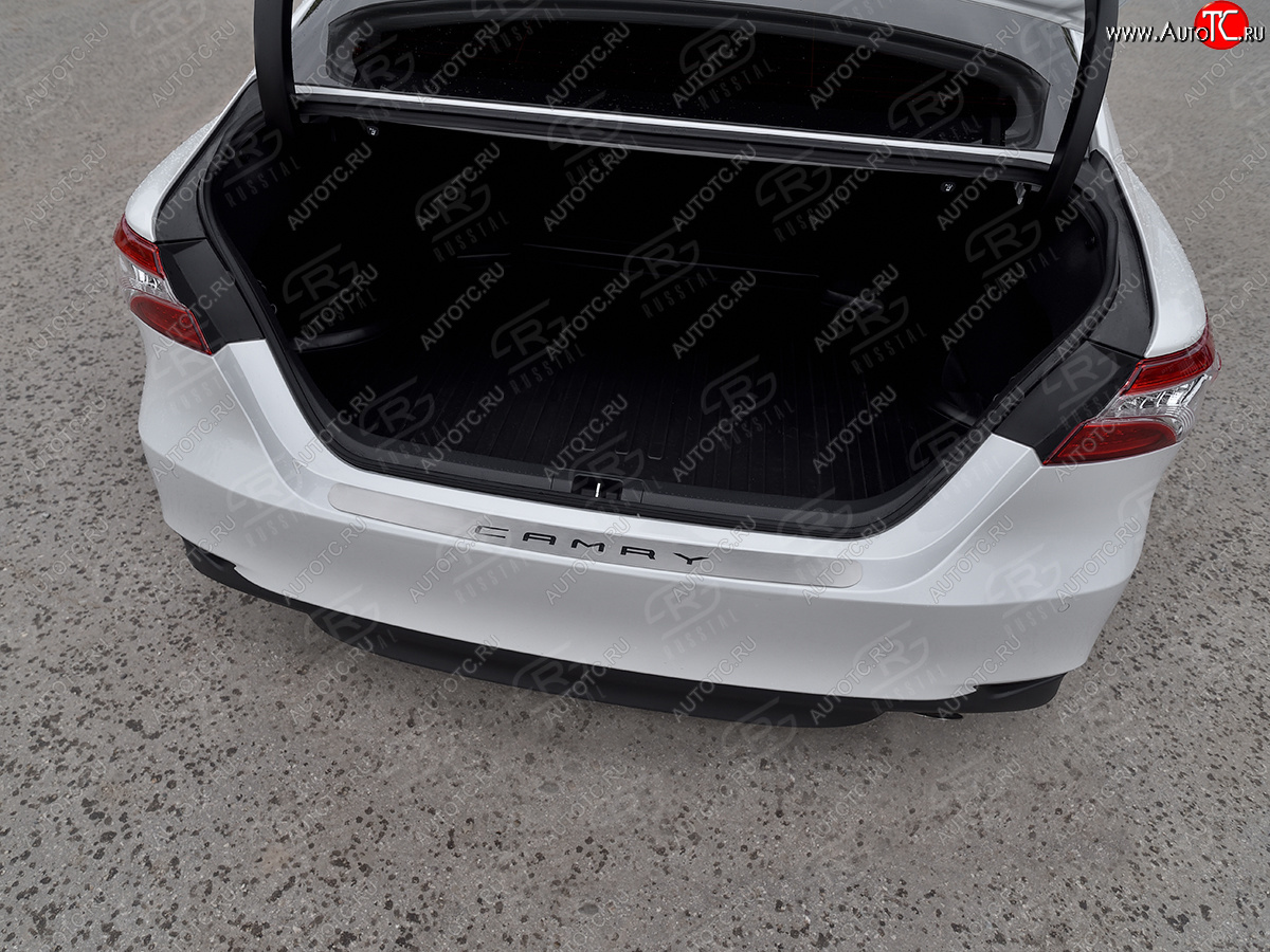 3 599 р. Защитная накладка заднего бампера Russtal Toyota Camry XV70 дорестайлинг (2017-2021) (нержавейка шлифованная с надписью)  с доставкой в г. Вологда