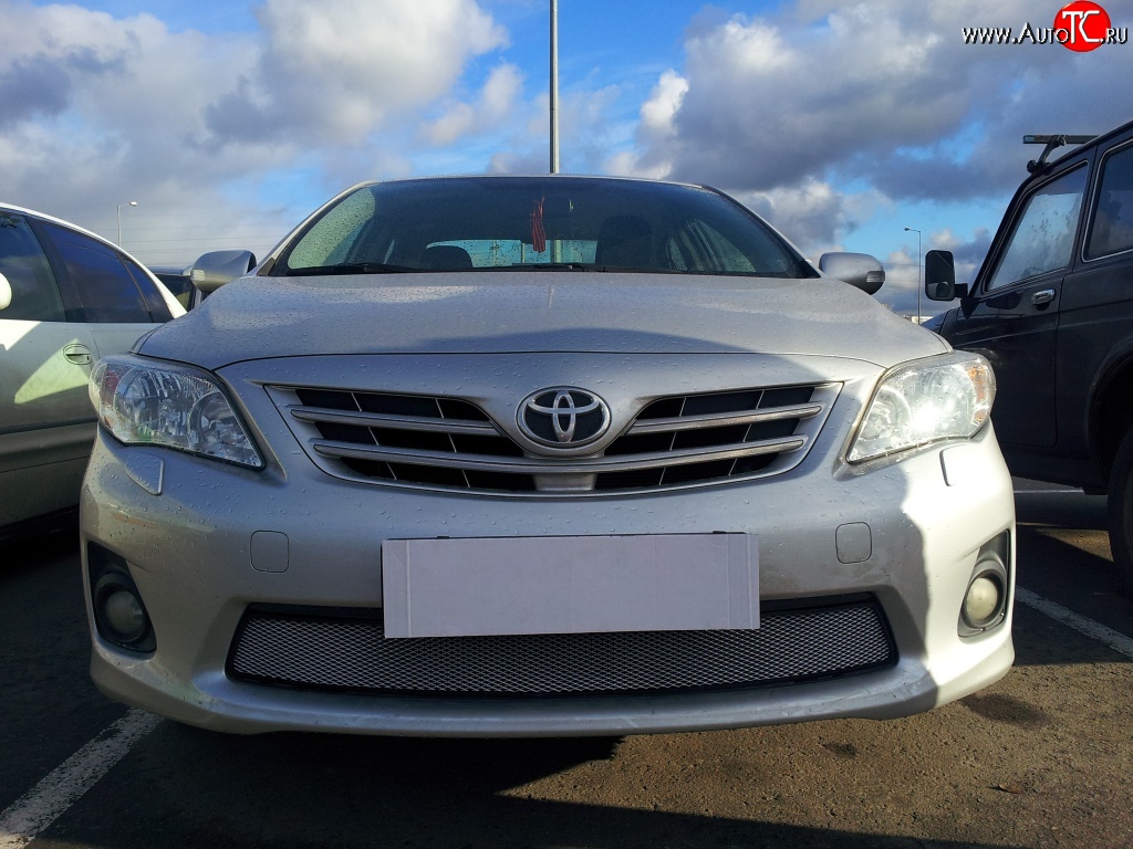 1 539 р. Сетка на бампер Russtal (хром) Toyota Corolla E150 седан рестайлинг (2009-2013)  с доставкой в г. Вологда