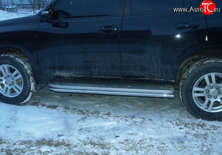 8 799 р. Защита порогов d42 мм Металл Дизайн Toyota Land Cruiser Prado J150 дорестайлинг (2009-2013) (полированная нержавейка)  с доставкой в г. Вологда