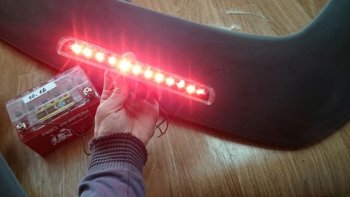 429 р. Универсальный LED стоп сигнал 21103716810 (22х2х4 см) Mercedes-Benz C-Class W202 дорестайлинг седан (1993-1997) (Красный)  с доставкой в г. Вологда. Увеличить фотографию 2