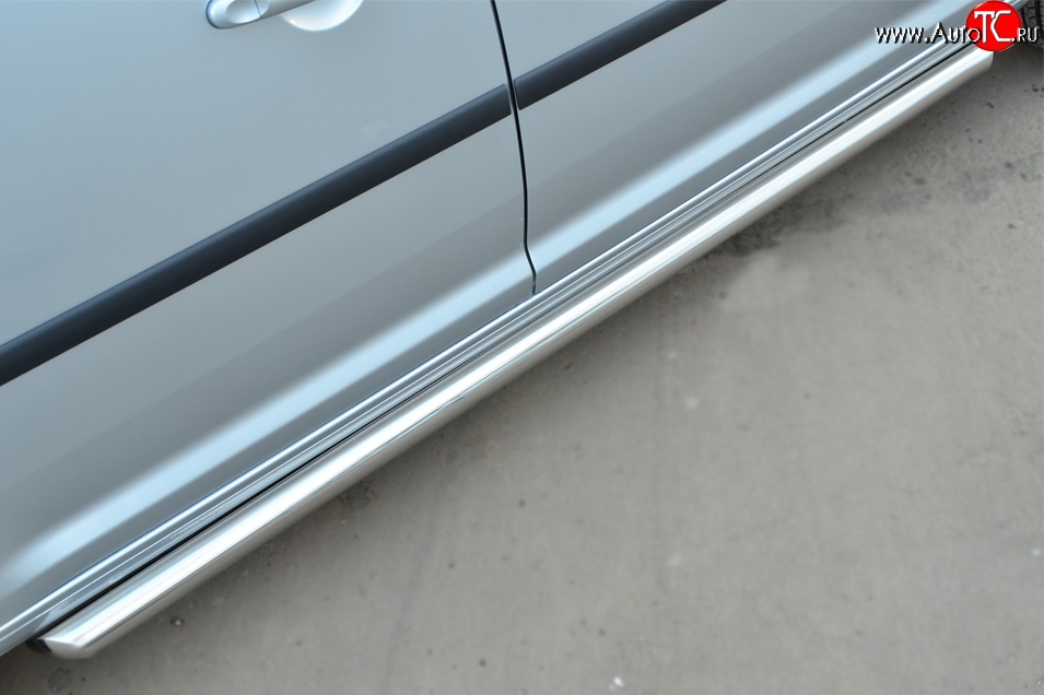 79 999 р. Защита порогов из круглой трубы диаметром 63 мм (рестайлинг) Russtal Volkswagen Caddy 2K дорестайлинг (2003-2010) (Защита порогов с со скосами на торцах (вариант 1))  с доставкой в г. Вологда