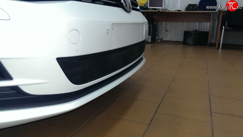 2 099 р. Сетка на бампер Russtal (черная) Volkswagen Golf 7 дорестайлинг, хэтчбэк 5 дв. (2012-2017)  с доставкой в г. Вологда