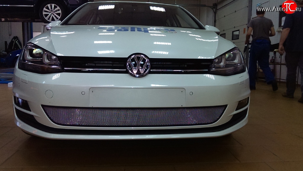 1 539 р. Сетка на бампер Russtal (хром) Volkswagen Golf 7 дорестайлинг, хэтчбэк 5 дв. (2012-2017)  с доставкой в г. Вологда