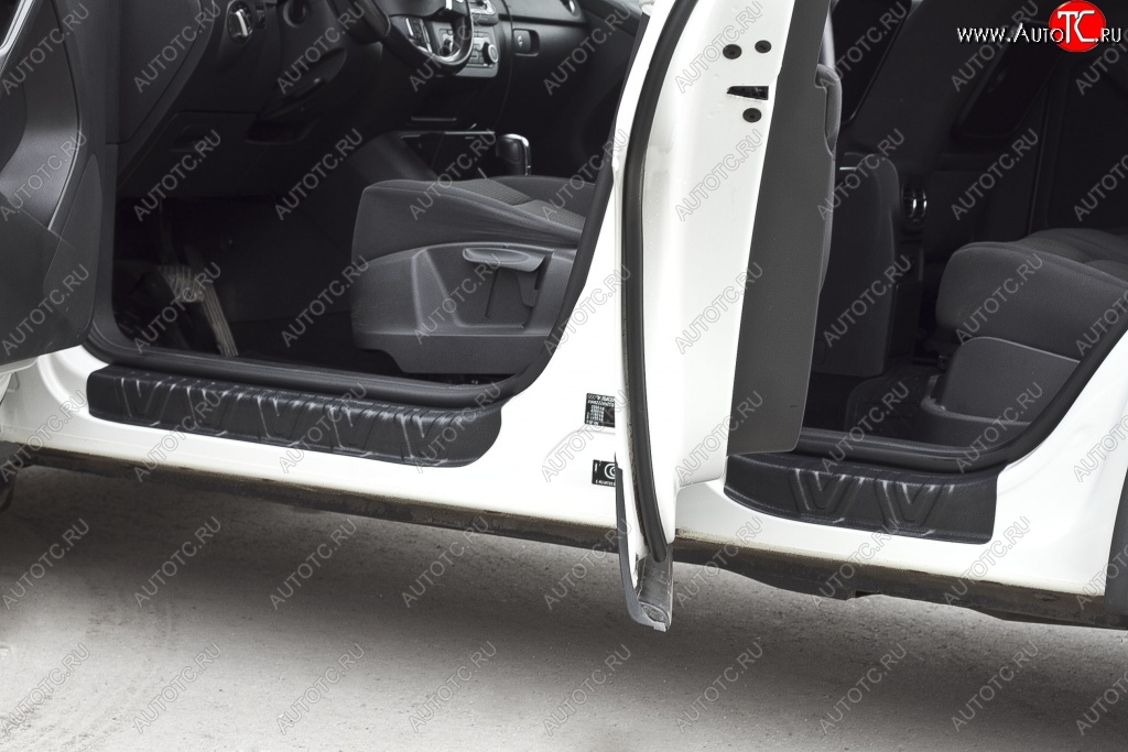2 669 р. Накладки порожков салона RA Volkswagen Tiguan NF рестайлинг (2011-2017) (Комплект (передние+задние))  с доставкой в г. Вологда