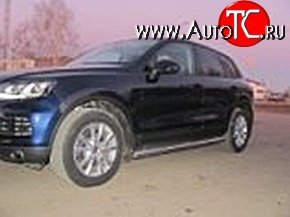 11 899 р. Защита порогов d76 мм Металл Дизайн Volkswagen Touareg 2 NF дорестайлинг (2010-2014) (полированная нержавейка)  с доставкой в г. Вологда